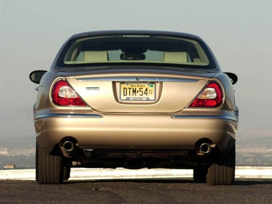  Jaguar XJ8 Vanden Plas 2004 года  (фото 2 из 6)